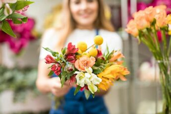 Почему выгодно заказывать цветы в службе доставки
