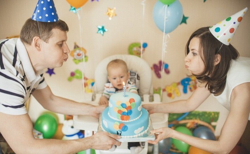 Первый день рождения ребенка: правила проведения и советы.